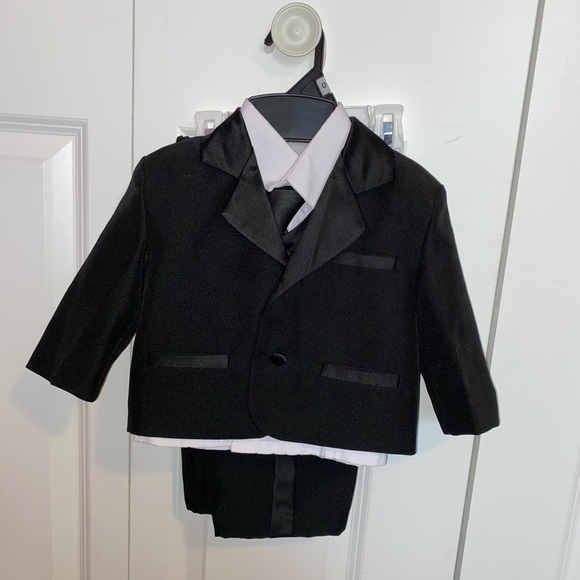 Size 0 children’s tuxedo - Picture 1 of 1